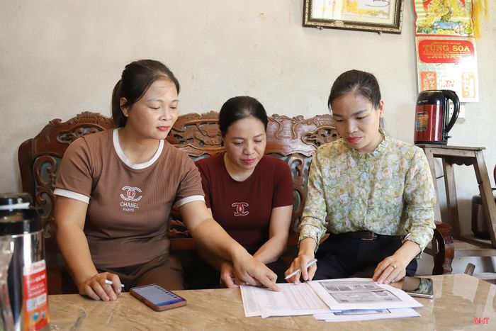 Các tổ công tác trong chiến dịch làm sạch dữ liệu đất đai có nhiệm vụ "đến từng ngõ, gõ từng nhà" tuyên truyền, vận động người dân.