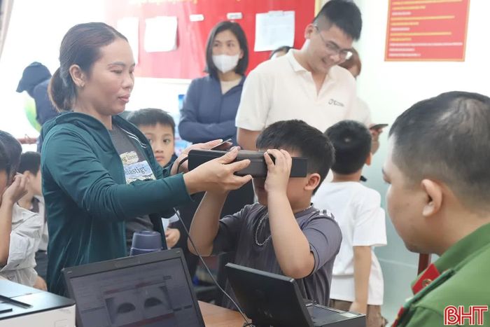 Công an Hà Tĩnh tăng cường cán bộ trực "xuyên" tập trung đẩy nhanh tiến độ thu nhận, cấp tài khoản định danh điện tử mức 2 cho công dân từ 6 đến dưới 14 tuổi từ ngày 10/4/2026 - 8/5/2026.