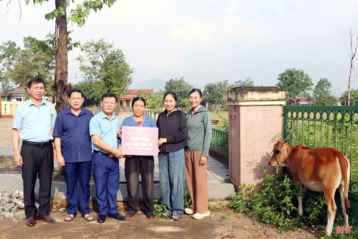 Hội Nông dân xã Kỳ Xuân trao mô mình chăn nuôi bò cho bà Đinh Thị Thủy ở thôn Phương Giai.