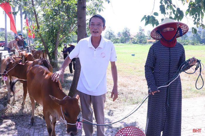 Ông Trần Văn Hoạt vui mừng khi được hỗ trợ mô hình bò giống.