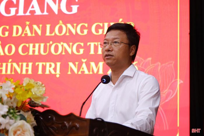 Hiệu trưởng Trường Chính trị Trần Phú Phan Duy Vĩnh phát biểu tại lễ khai giảng.