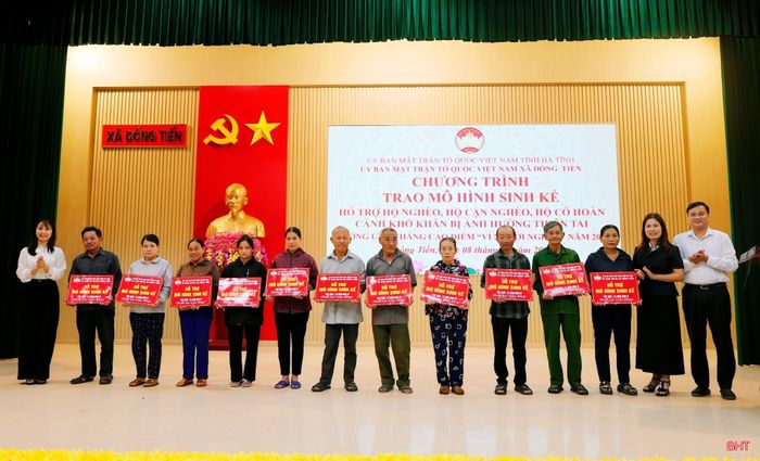 Trước đó, Ủy ban MTTQ xã Đồng Tiến cũng trao hỗ trợ mô hình sinh kế cho 12 hộ dân, trong đó, 11 hộ được trao 11 con bê giống và 1 hộ được hỗ trợ 1 con lợn nái.