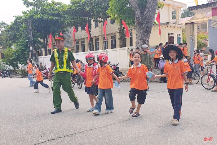 Sự có mặt của lực lượng Công an xã làm cho học sinh yên tâm hơn khi đi lại trước cổng trường học.
