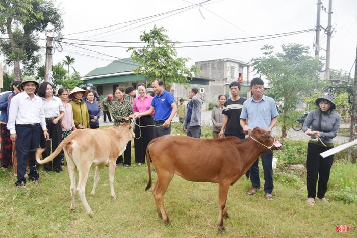 Các hộ nghèo, cận nghèo ở xã Mai Phụ nhận bò sinh kế do MTTQ các cấp hỗ trợ vào ngày 10/8/2026.