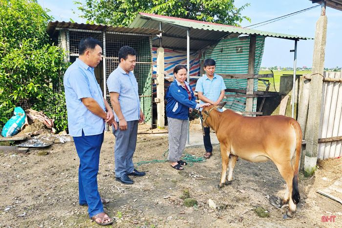 Đại diện các phòng chuyên môn và đoàn thể xã Mai Phụ kiểm tra hiệu quả mô hình sinh kế đã hỗ trợ vào cuối năm 2025 của gia đình chị Thanh.