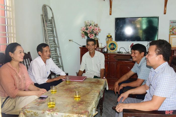 Cán bộ xã Mai Phụ đến động viên, thăm hỏi và chúc mừng gia đình ông Mai Chí Bình và Phạm Thị Nhi vì đã phát huy được các nguồn lực hỗ trợ để thoát khỏi danh sách hộ cận nghèo.