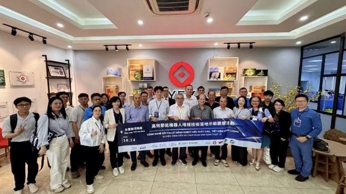 Các đại biểu và đại diện doanh nghiệp tham dự sự kiện chụp ảnh lưu niệm, đánh dấu hoạt động giao lưu và thúc đẩy hợp tác ứng dụng công nghệ sản xuất thông minh giữa Đài Loan và Việt Nam.