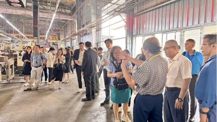 Các đại biểu tham quan dây chuyền sản xuất tại nhà máy YFY Packaging (Ha Nam), tìm hiểu quy trình vận hành và ứng dụng công nghệ tự động hóa trong thực tế.