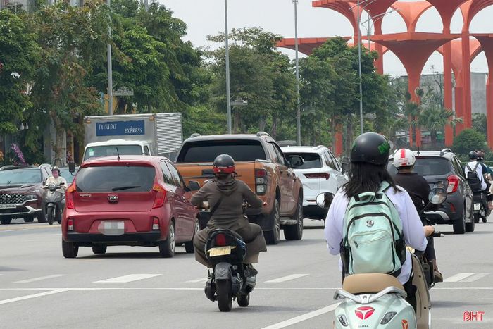 Mỗi người khi lái xe cần nâng cao ý thức, làm chủ tốc độ, giữ khoảng cách phù hợp với phương tiện phía trước để bảo vệ an toàn cho bản thân và cộng đồng.