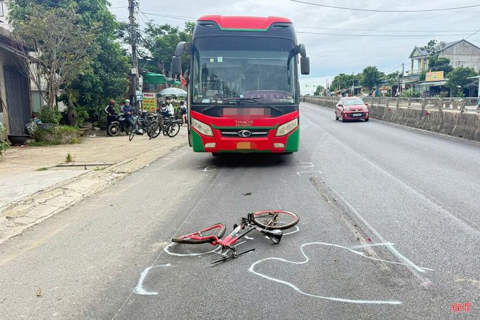 Hiện trường vụ tai nạn giữa xe ô tô khách giường nằm và xe đạp.