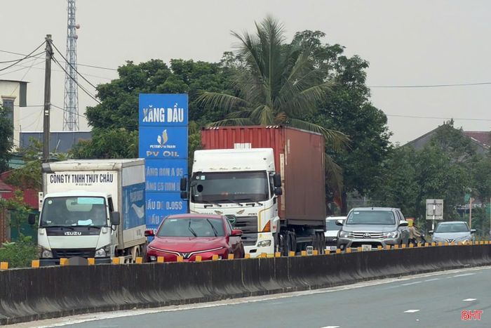 Việc duy trì tốc độ cao nhưng không bảo đảm khoảng cách cần thiết khiến nguy cơ xảy ra va chạm luôn hiện hữu.