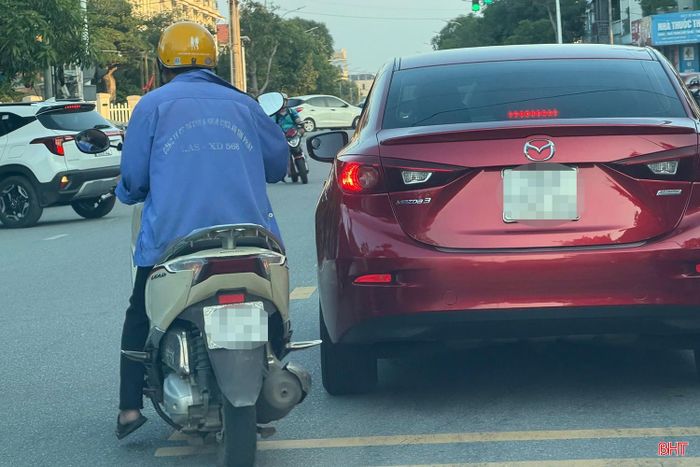 Tâm lý nóng vội, muốn vượt lên phía trước của người điều khiển xe máy khiến khoảng cách an toàn bị thu hẹp.