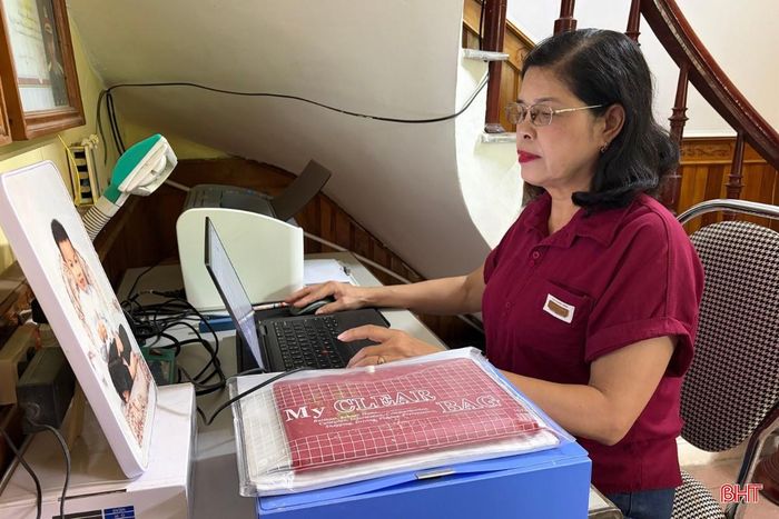 Không chỉ người trẻ, nhiều phụ nữ lớn tuổi vẫn đang gồng gánh nhiều phần việc chung lẫn việc nội trợ.