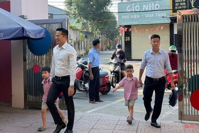 Hiện nay, nhiều người đàn ông sẵn sàng chia sẻ việc nhà, giúp vợ giảm bớt gánh nặng.