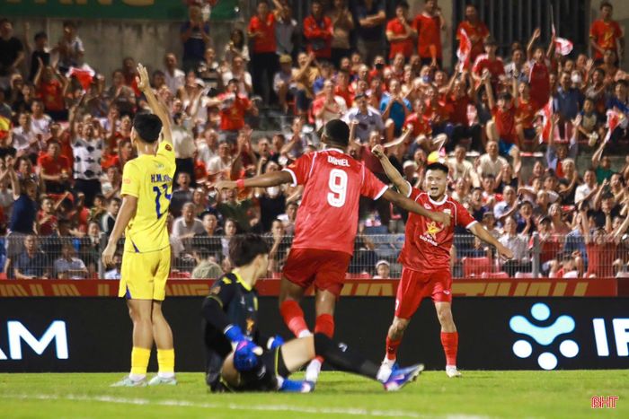 Daniel Passira ăn mừng bàn gỡ hoà 2-2 cho chủ nhà.