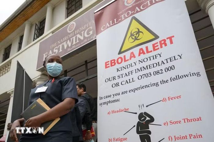 Bảng thông tin cảnh báo dịch Ebola tại bệnh viện Nairobi ở thủ đô Nairobi, Kenya. (Ảnh: THX/TTXVN phát)