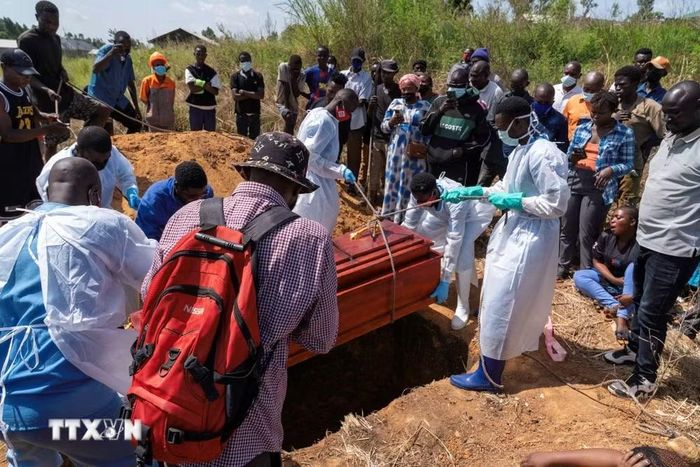 Nhân viên y tế chôn cất thi thể bệnh nhân Ebola tại tỉnh Ituri, Cộng hòa Dân chủ Congo. (Ảnh: THX/TTXVN phát)