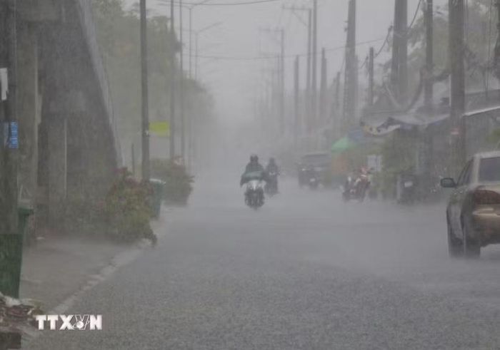 Người dân cần chú ý khi đi ra ngoài trong lúc mưa dông. (Ảnh: Duy Khương/TTXVN)