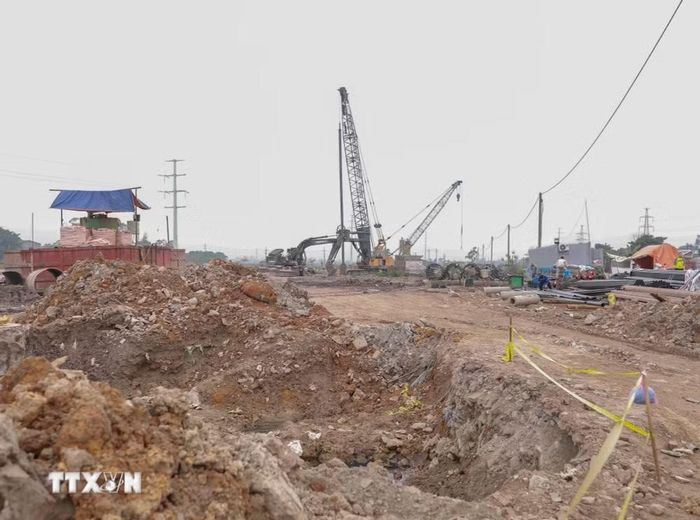 Các công trường phải che chắn, phun giảm bụi, rửa xe ra vào, phế thải xây dựng phải che kín, tránh phát tán ra môi trường. (Ảnh: Phan Phương/TTXVN)