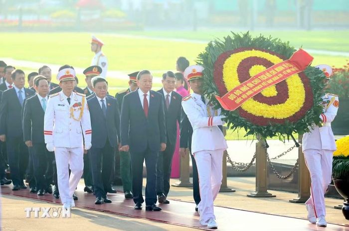 Tổng Bí thư, Chủ tịch nước Tô Lâm và các đồng chí lãnh đạo Đảng, Nhà nước cùng đại biểu Quốc hội vào Lăng viếng Chủ tịch Hồ Chí Minh trước khi khai mạc Kỳ họp thứ 2, Quốc hội khóa XVI. (Ảnh: An Đăng/TTXVN)