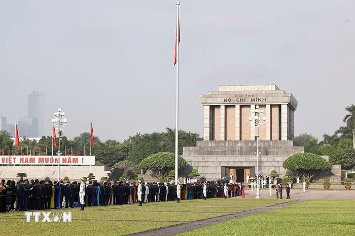 Đại biểu Quốc hội đặt vòng hoa và vào Lăng viếng Chủ tịch Hồ Chí Minh trước khi khai mạc Kỳ họp thứ 2, Quốc hội khóa XVI. (Ảnh: Doãn Tấn/TTXVN)