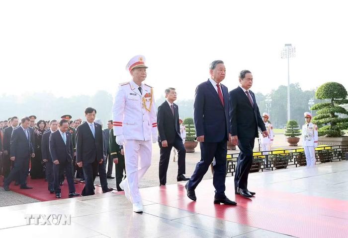 Tổng Bí thư, Chủ tịch nước Tô Lâm và các đồng chí lãnh đạo Đảng, Nhà nước cùng đại biểu Quốc hội vào Lăng viếng Chủ tịch Hồ Chí Minh trước khi khai mạc Kỳ họp thứ 2, Quốc hội khóa XVI. (Ảnh: An Đăng/ TTXVN)