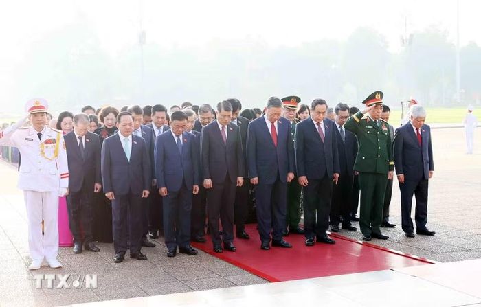 Tổng Bí thư, Chủ tịch nước Tô Lâm và các đồng chí lãnh đạo Đảng, Nhà nước cùng đại biểu Quốc hội tưởng niệm Chủ tịch Hồ Chí Minh. (Ảnh: An Đăng/TTXVN)