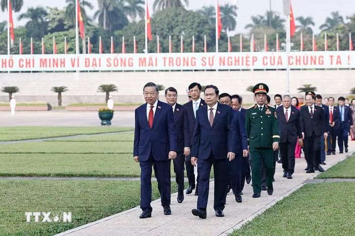 Tổng Bí thư, Chủ tịch nước Tô Lâm và các đồng chí lãnh đạo Đảng, Nhà nước cùng đại biểu Quốc hội vào Lăng viếng Chủ tịch Hồ Chí Minh trước khi khai mạc Kỳ họp thứ 2, Quốc hội khóa XVI. (Ảnh: Doãn Tấn/TTXVN)