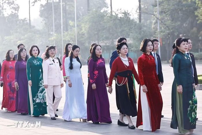 Đại biểu Quốc hội đặt vòng hoa và vào Lăng viếng Chủ tịch Hồ Chí Minh trước khi khai mạc Kỳ họp thứ 2, Quốc hội khóa XVI. (Ảnh: Doãn Tấn/TTXVN) ​