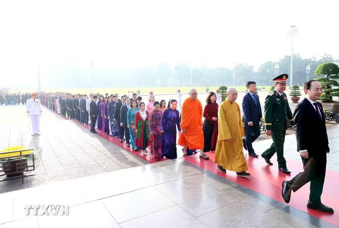 Đoàn đại biểu Quốc hội khóa XVI vào Lăng viếng Chủ tịch Hồ Chí Minh. (Ảnh: An Đăng/TTXVN)