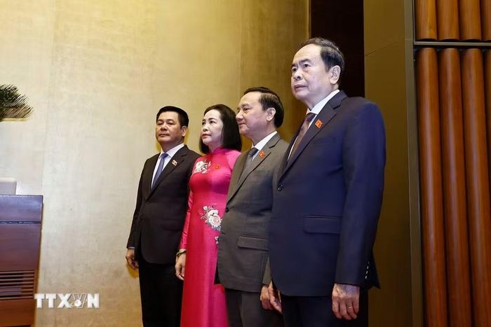 Chủ tịch Quốc hội Trần Thanh Mẫn và các Phó Chủ tịch Quốc hội thực hiện nghi thức chào cờ. (Ảnh: Doãn Tấn/TTXVN)