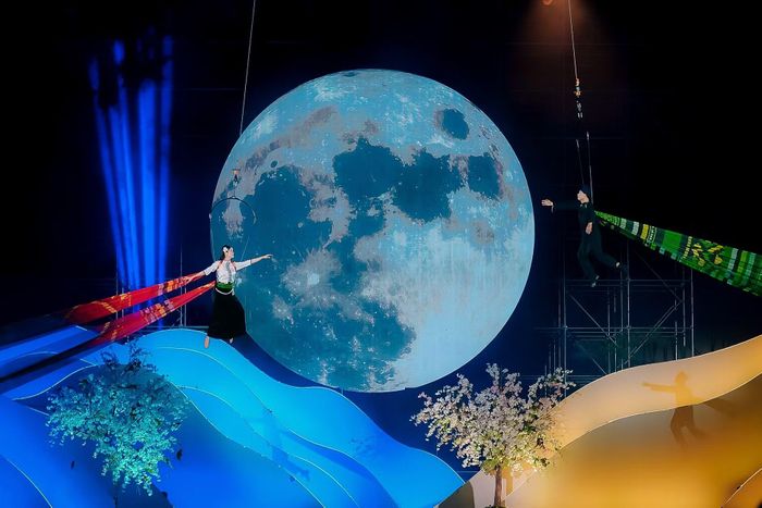Không lấy được nhau mùa Hạ, ta sẽ lấy nhau mùa Đông/ Không lấy được nhau thời trẻ, ta sẽ tìm nhau khi góa bụa về già. (Ảnh: CTV/Vietnam+)