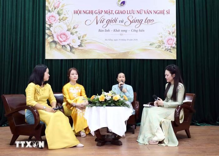 Các nữ văn nghệ sỹ chia sẻ tại chương trình giao lưu "Nữ giới và Sáng tạo -Bản lĩnh-Khát vọng-Cống hiến”. (Ảnh: Trần Lê Lâm/TTXVN)
