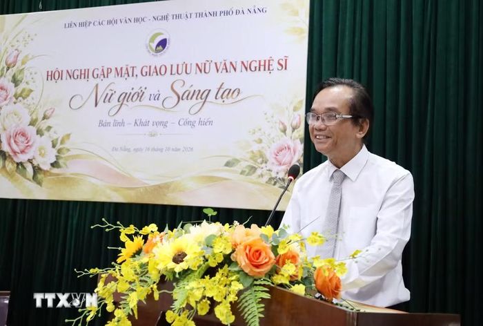 Nhà thơ Nguyễn Nho Khiêm, Chủ tịch Liên hiệp các Hội Văn học-Nghệ thuật thành phố Đà Nẵng phát biểu tại chương trình giao lưu. (Ảnh: Trần Lê Lâm/TTXVN)