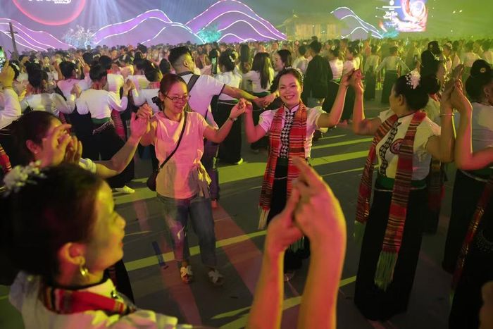 Thông qua hoạt động văn hóa, Lễ hội kết nối người dân với du khách, từ đó có thể gắn việc phát huy di sản với phát triển du lịch. (Ảnh: Hà Nam/Vietnam+)