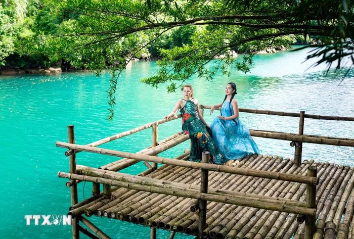 Du khách chụp ảnh check-in tại các điểm du lịch thân thiện môi trường Phong Nha-Kẻ Bàng (Quảng Trị) . (Ảnh: TTXVN phát)