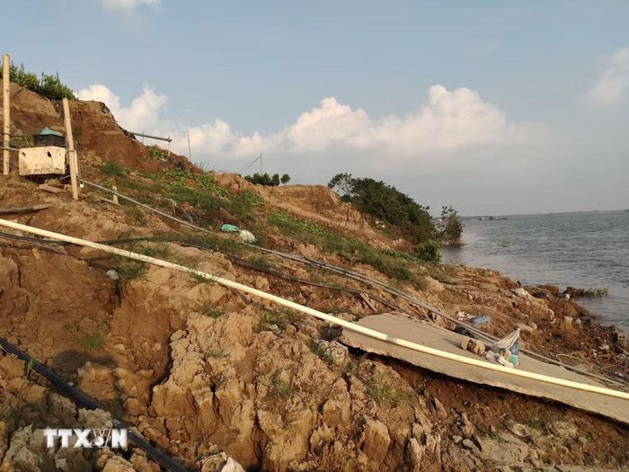 Khu vực sạt lở dài khoảng 187m, sâu khoảng 2-4m và chưa có dấu hiệu dừng lại. (Ảnh Mạnh Khánh/TTXVN)
