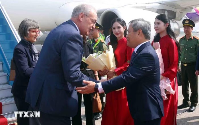 Chủ tịch UBND thành phố Hà Nội Vũ Đại Thắng đón Tổng thống Liên bang Thụy Sĩ Guy Parmelin và Phu nhân tại sân bay quốc tế Nội Bài, Hà Nội. (Ảnh: Phạm Kiên/TTXVN)