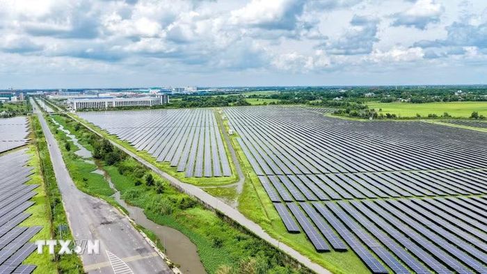 Hệ thống pin năng lượng mặt trời được lắp đặt tại Khu công nghiệp Thành Thành Công, phường Trảng Bàng, tỉnh Tây Ninh, góp phần bổ sung nguồn điện sạch phục vụ sản xuất công nghiệp. (Ảnh: Minh Phú/TTXVN)