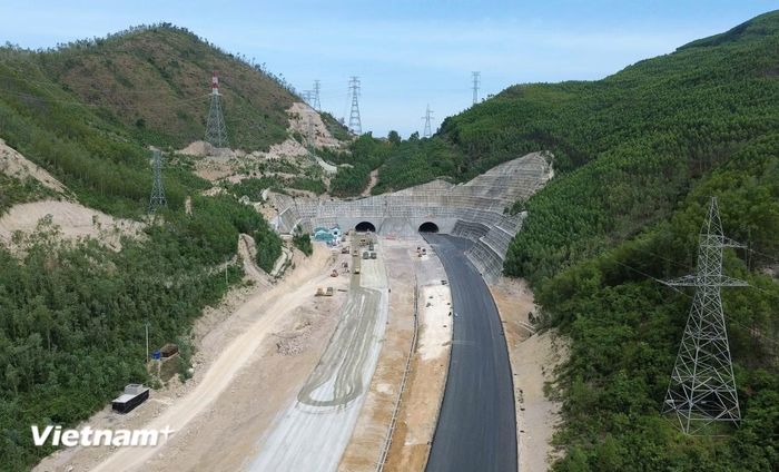 Một hầm đường bộ tại Dự án cao tốc Bắc-Nam đang được thi công, hoàn thiện. (Ảnh: Quốc Khánh/Vietnam+)