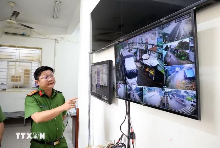 Cán bộ Công an xã Tân Vĩnh Lộc, Thành phố Hồ Chí Minh, theo dõi hình ảnh từ hệ thống camera an ninh trật tự. (Ảnh: Hồng Đạt/TTXVN)