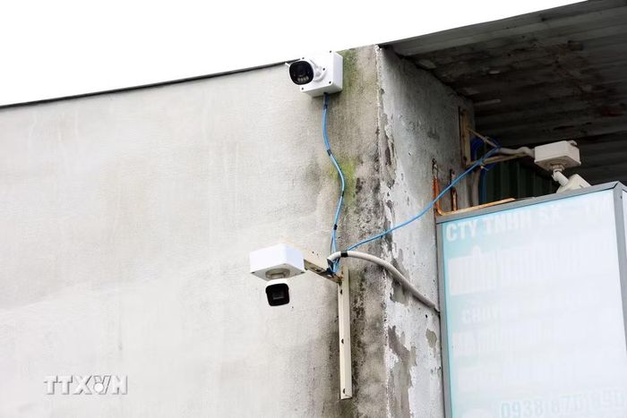 Camera được lắp đặt trên đường Liên ấp 3-4 đoạn qua Ấp 22 và 23, xã Tân Vĩnh Lộc. (Ảnh: Hồng Đạt/TTXVN)