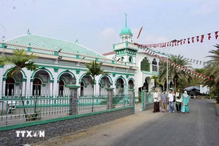 Du khách tham quan thánh đường Hồi giáo, tìm hiểu kiến trúc và đời sống tín ngưỡng của cộng đồng người Chăm ở Châu Phong, An Giang. (Ảnh: Thanh Sang/TTXVN)