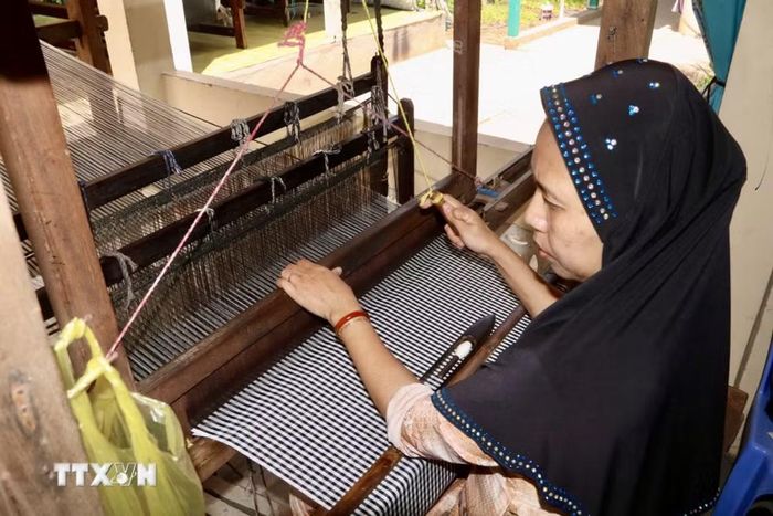 Nghề dệt thổ cẩm được đưa vào khai thác du lịch tại làng Chăm Châu Phong, giúp du khách khám phá nét độc đáo trong hoa văn và kỹ thuật dệt thủ công. (Ảnh: Thanh Sang/TTXVN)
