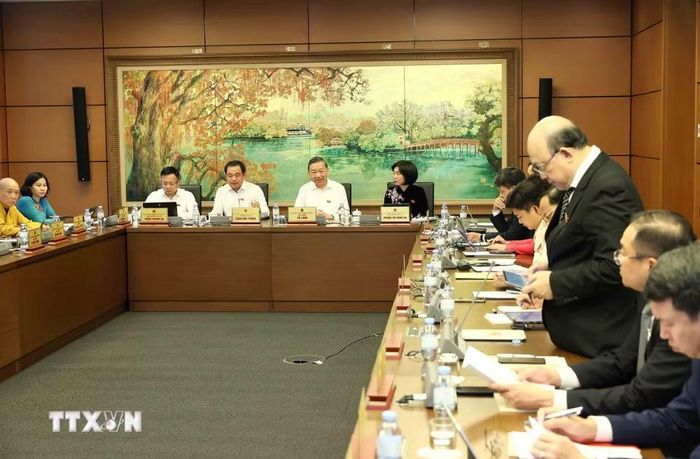 Đoàn đại biểu Quốc hội thành phố Hà Nội thảo luận tại tổ. (Ảnh: An Đăng/TTXVN)