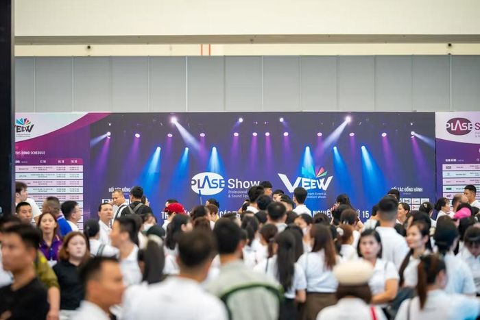 Hàng ngàn khách hàng đến Triển lãm trong ngày đầu. (Ảnh: Minh Sơn/Vietnam+)