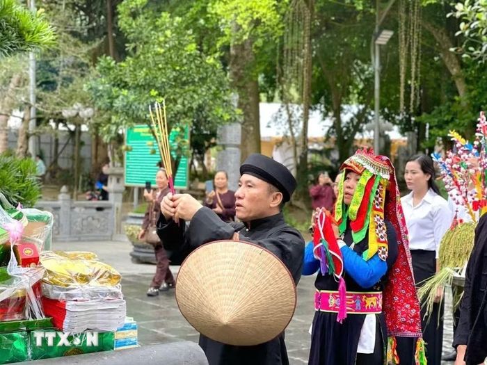 Thầy Mo dâng hương tại Đền Đông Cuông để xin phép các vị thần linh tổ chức lễ hội năm 2025. (Ảnh: TTXVN phát)