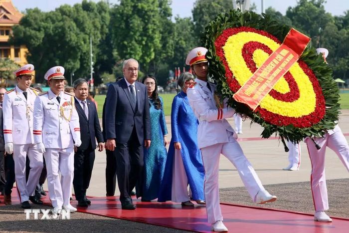 Tổng thống Liên bang Thụy Sĩ Guy Parmelin và Phu nhân Caroline Parmelin đến đặt vòng hoa và vào Lăng viếng Chủ tịch Hồ Chí Minh. (Ảnh: An Đăng/TTXVN)