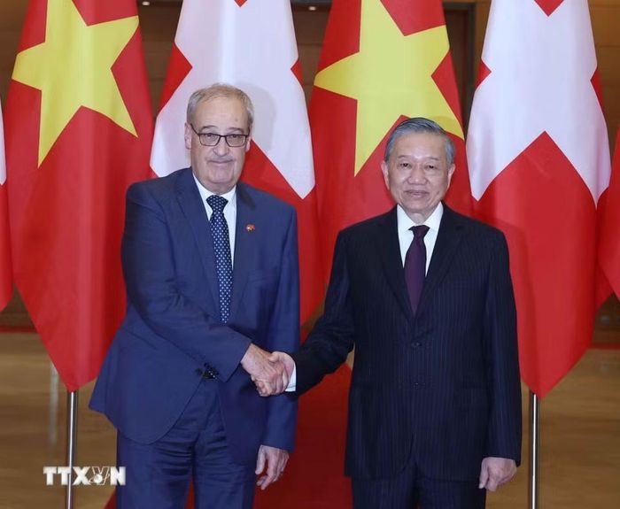 Tổng Bí thư, Chủ tịch nước Tô Lâm và Tổng thống Thụy Sĩ Guy Parmelin chụp ảnh chung. (Ảnh: Thống Nhất/TTXVN)