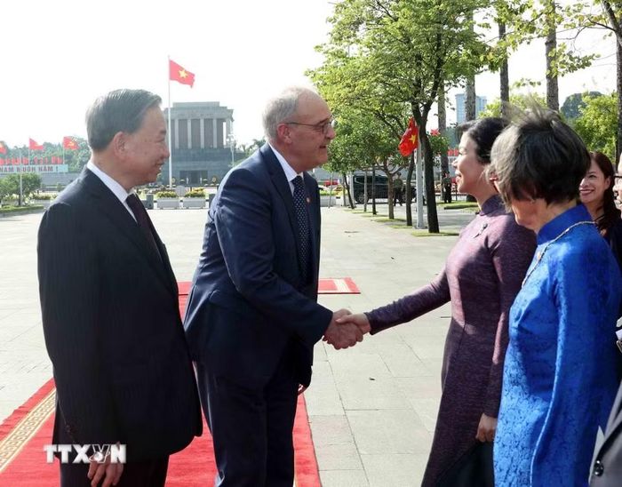 Tổng Bí thư, Chủ tịch nước Tô Lâm và Phu nhân cùng Tổng thống Thụy Sĩ Guy Parmelin và Phu nhân tại lễ đón. (Ảnh: Thống Nhất/TTXVN)
